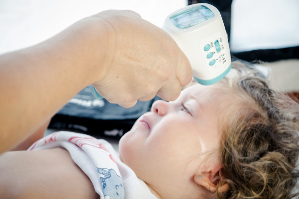 儿科医生用数字体温计给宝宝量体温图片下载