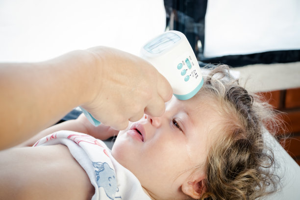 儿科医生用数字体温计给宝宝量体温图片下载