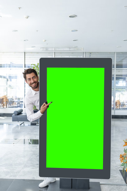 年轻人用手指着大广告牌图片下载