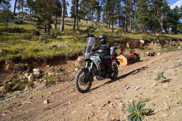 一个男人骑着越野摩托车在山路上图片下载