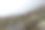 一个穿着雨斗篷的女人走在雾中的山路上。奥地利阿尔卑斯山脉图片下载