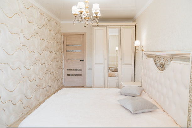 漂亮的复古卧室内饰，一个大的经典床和柔软的床头板。图片下载