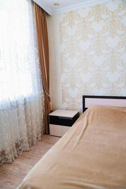 卧室的床头柜和床上有米色的毯子图片下载