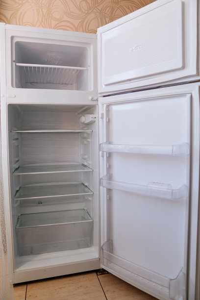 敞开冰箱的空架子。家用电器图片下载