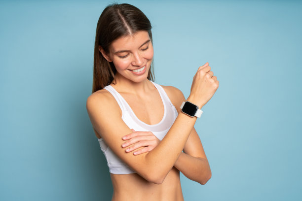 妇女检查心率和脉搏在复制空间显示的健身追踪器蓝色背景图片下载