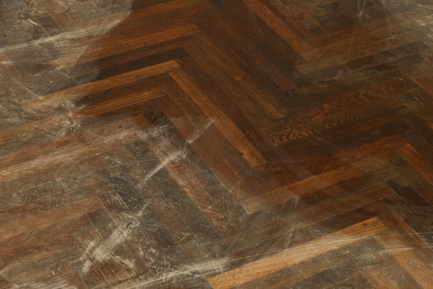 清洁尘土飞扬的木地板的过程图片下载