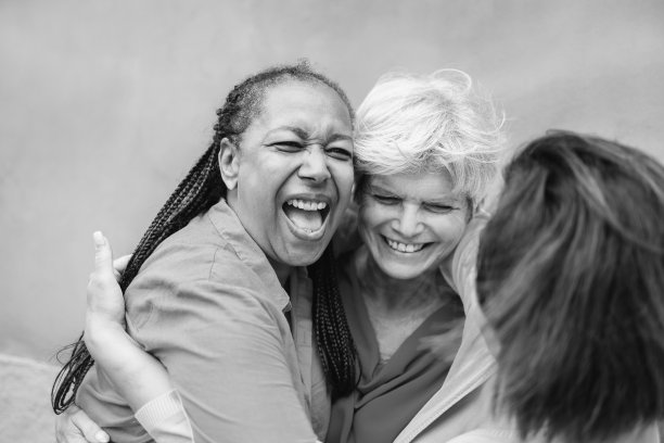 快乐多样的老年人在户外互相问候-老朋友社区概念-黑白编辑图片下载