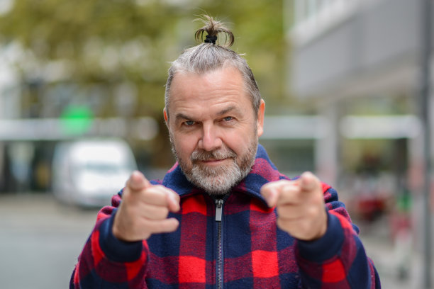 梳着凌乱发髻的男人指着相机图片下载