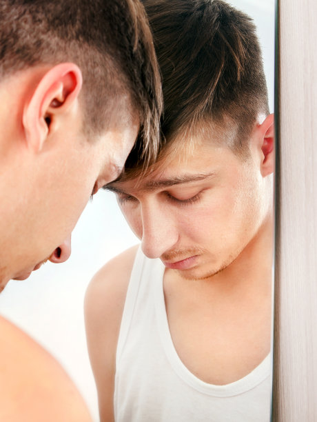 悲伤的年轻人图片下载