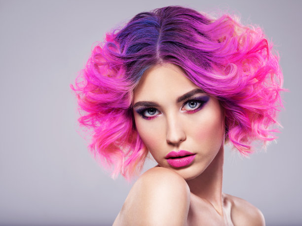 画像美丽的年轻女子与亮粉色的妆容。漂亮的金发碧眼，嘴唇上涂着亮粉色的口红。头发鲜艳的漂亮女孩。金发碧眼，头发颜色鲜艳。明亮的眼妆。图片下载