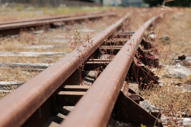 近距离观察铁路上的一些铁轨图片下载