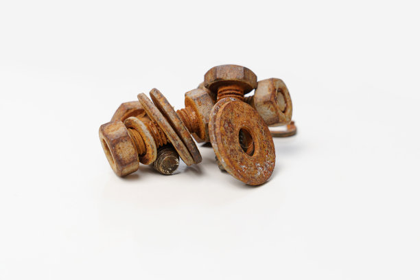 白色背景上生锈的金属螺栓和螺丝。图片下载