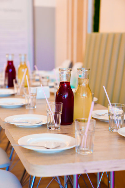 桌子上放着酒壶。节日的餐桌摆设。图片下载