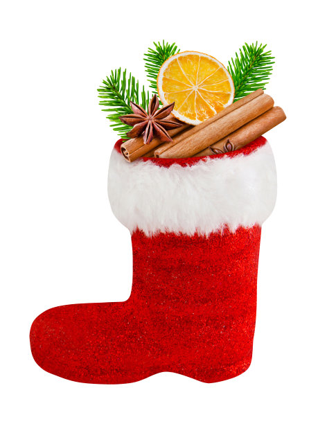 圣诞装饰圣诞靴与肉桂，橘子和八角孤立的白色背景图片下载