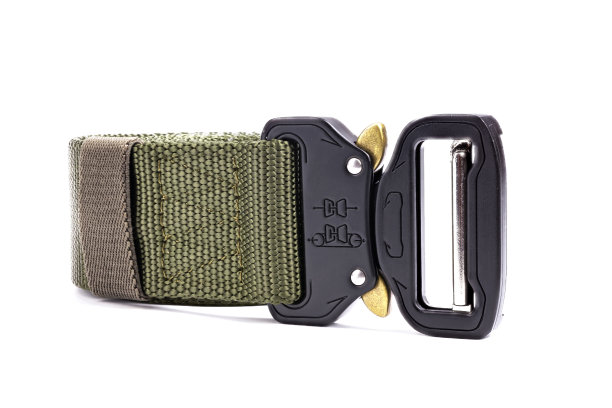 绿色男士尼龙系带隔离在白色背景上。图片下载