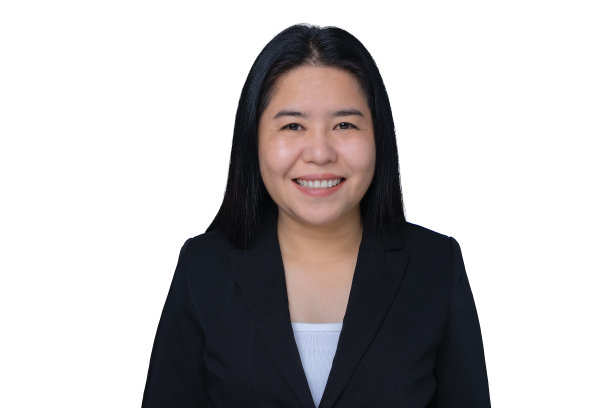 快乐成熟微笑的女商人肖像与黑色西装看相机孤立在白色背景。漂亮的老行政专业商业女性与自信的成功在工作室摆造型图片下载