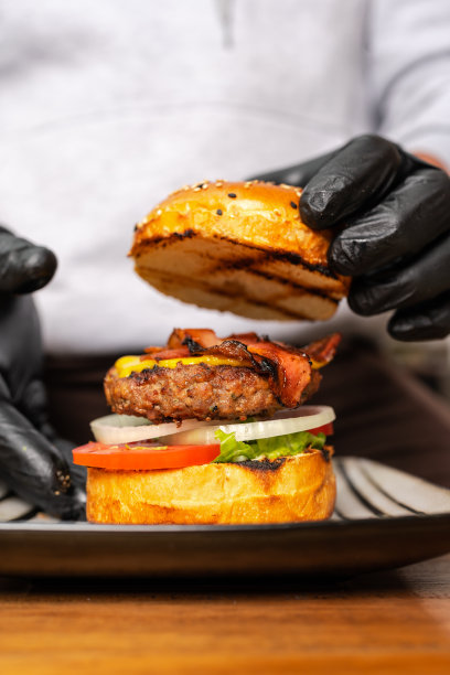 垂直照片的厨师装汉堡图片下载
