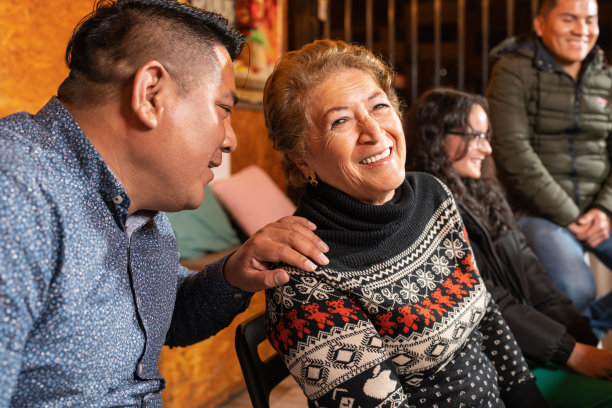 家庭成员在餐厅交谈图片下载