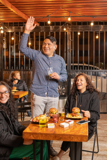 一个男人站在快餐店中间挥手图片下载