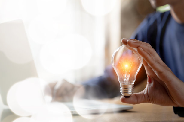 近手选择灯泡或灯与明亮的人力资源或领导力和创造力，思维，想法，动机或远见和知识学习。图片下载