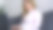 微笑的年轻女子坐在沙发上用笔记本电脑看着屏幕打字信息，快乐的女士在电脑上聊天浏览上网社交媒体学习或工作在家里在线图片下载