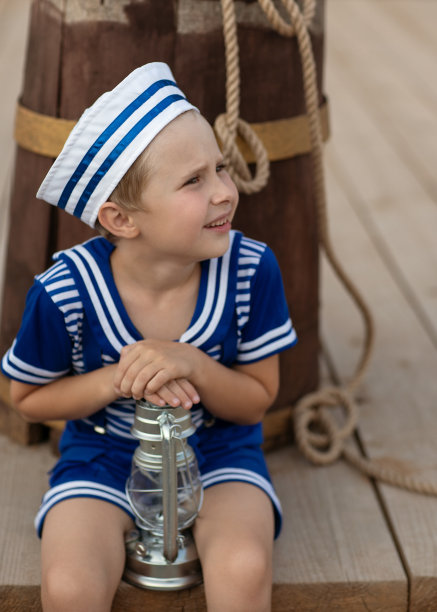 一个穿着水手制服的男孩图片下载