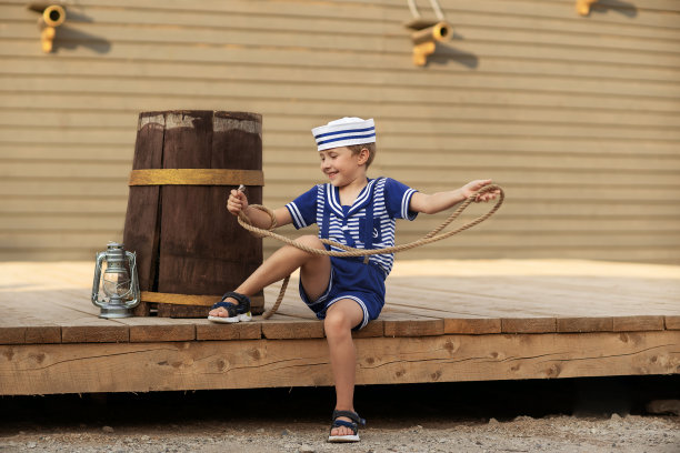 一个穿着水手制服的男孩图片下载