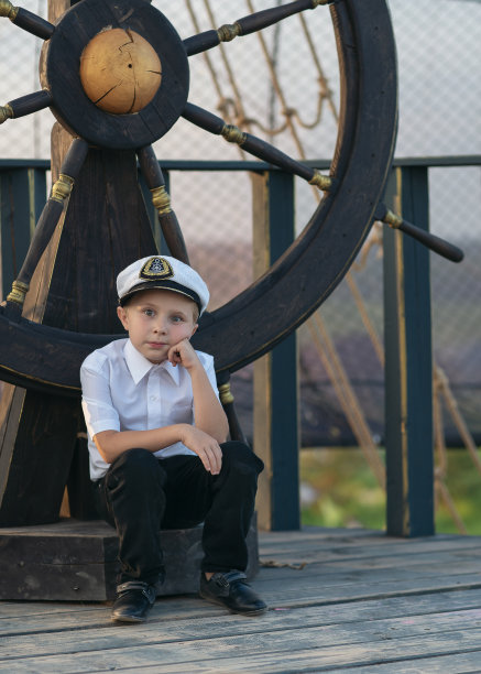 小男孩扮演船长图片下载