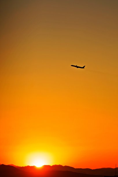 天空中飞机的剪影图片下载