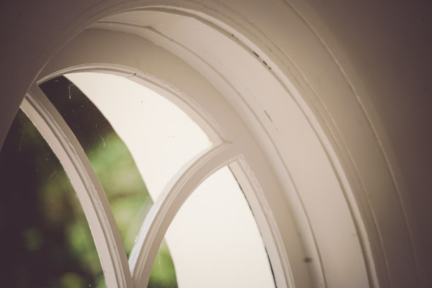 白色的窗户和黑暗的房间图片下载