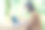 靠近女商人手打字笔记本电脑喝黑咖啡杯在绿色花园咖啡馆。汉兹女士喜欢在家工作时喝热咖啡。商务女士要黑咖啡或热巧克力咖啡图片下载