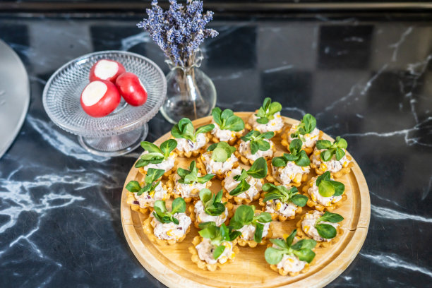 一张摆满了香菇小三明治的桌子的照片图片下载