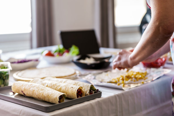 一名年轻女子为宴会制作玉米饼的照片。图片下载
