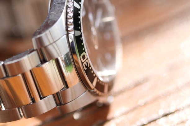 带金属手镯的潜水表图片下载