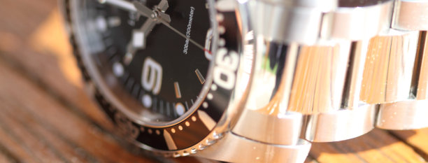 带金属手镯的潜水表图片下载