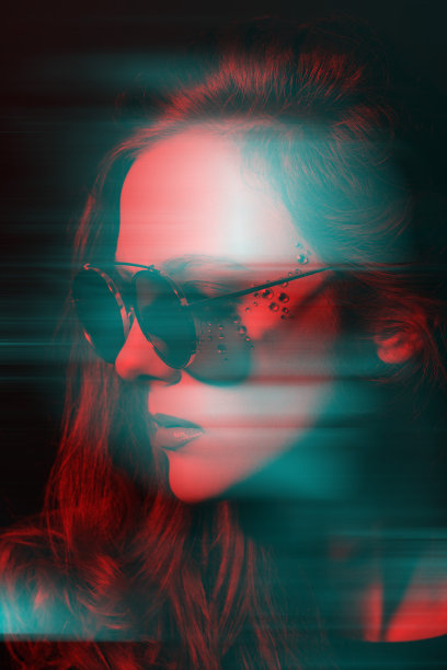 女人与太阳镜和粘合珠宝特写工作室肖像在RGB颜色分裂效果风格图片下载