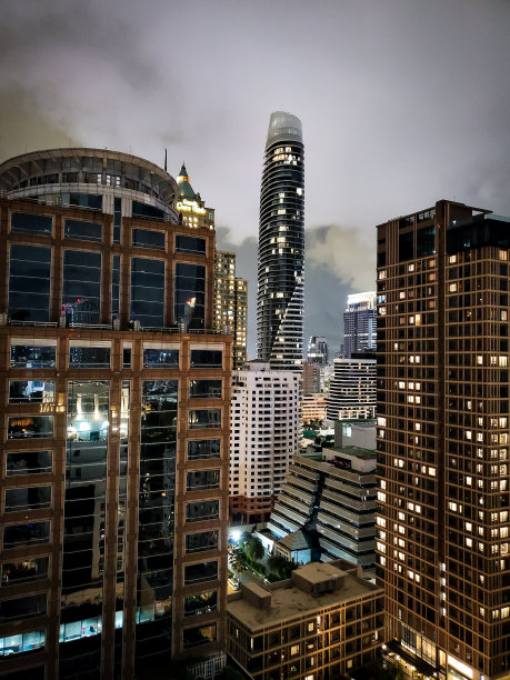 黄昏的城市天际线图片下载