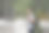 30-35岁的千禧一代游客独自背着背包在森林里徒步旅行，享受大自然的风景图片下载