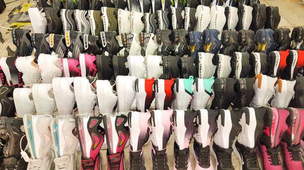 市面上的拖鞋成堆出售图片下载