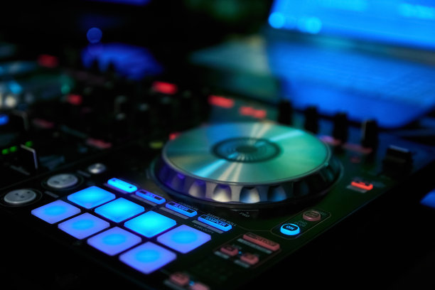 夜总会里的混音机和唱机图片下载