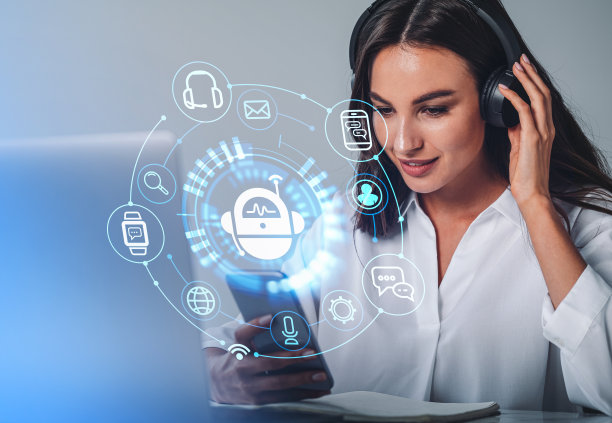 戴着耳机的女商人手持数字接口的智能手机图片下载