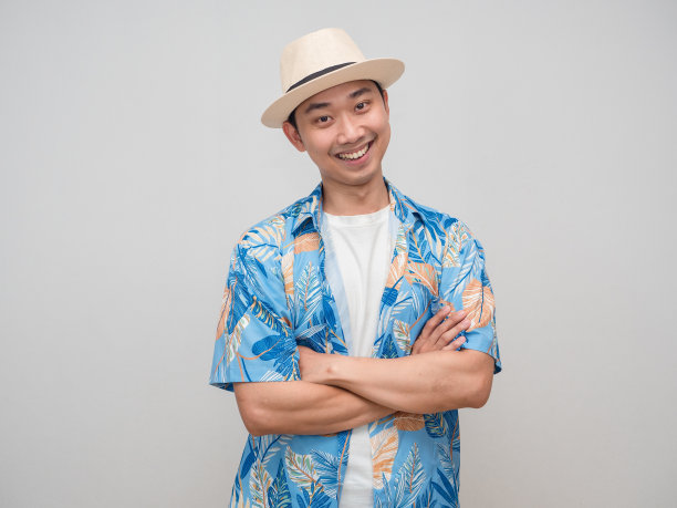 正男戴着帽子，穿着沙滩衬衫，交叉着胳膊，温柔地微笑着画像图片下载