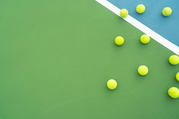 混凝土场地上的网球器材。图片下载