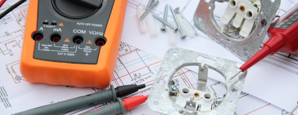 接线图上的螺丝刀和插座图片下载