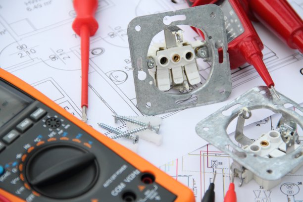 接线图上的螺丝刀和插座图片下载