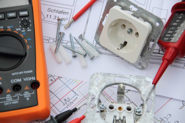 接线图上的螺丝刀和插座图片下载