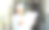 戴着安全帽的中年建筑老板、土木工程师或建筑师站在建筑物的玻璃入口外检查平面图图片下载