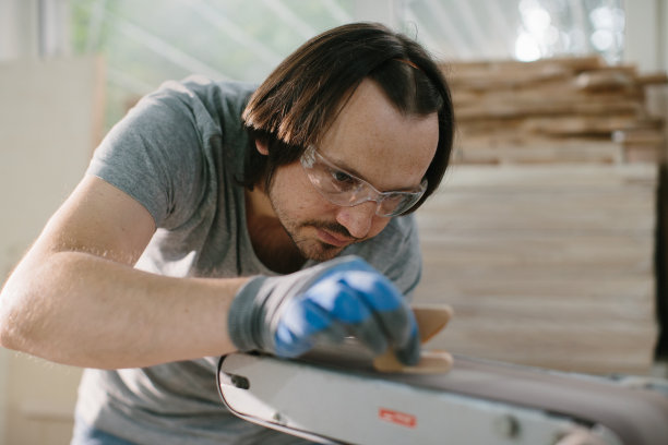 木匠是从事制造木制玩具的研磨加工的。图片下载