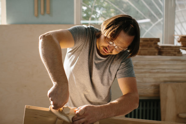 一名木匠在他的工作室里为孩子们制作蒙特梭利攀爬装置。图片下载