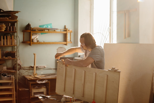 一个成年，男性木匠工作与工具在他的木材店库存照片图片下载